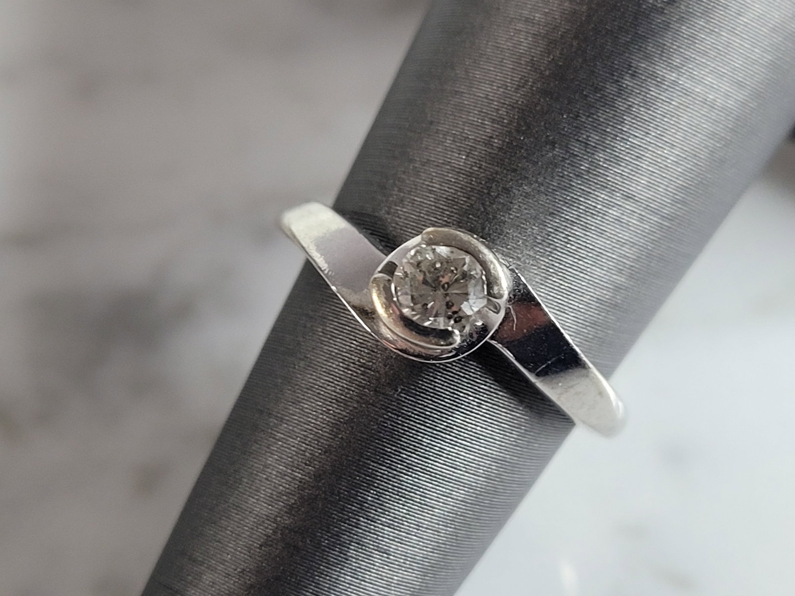 Womens Vintage Estate 14k White Gold Diamond Ring: A WOMENS VINTAGE ESTATE 14K WHITE GOLD DIAMOND RING. THE SIZE OF THE RING IS A 5.0, AND WEIGHS 2.9g. THE DIAMOND IS ABOUT .15cts. THE WIDTH OF THE RING IS ABOUT 1/4". BE SURE TO CHECK OUT SOME OF OUR 