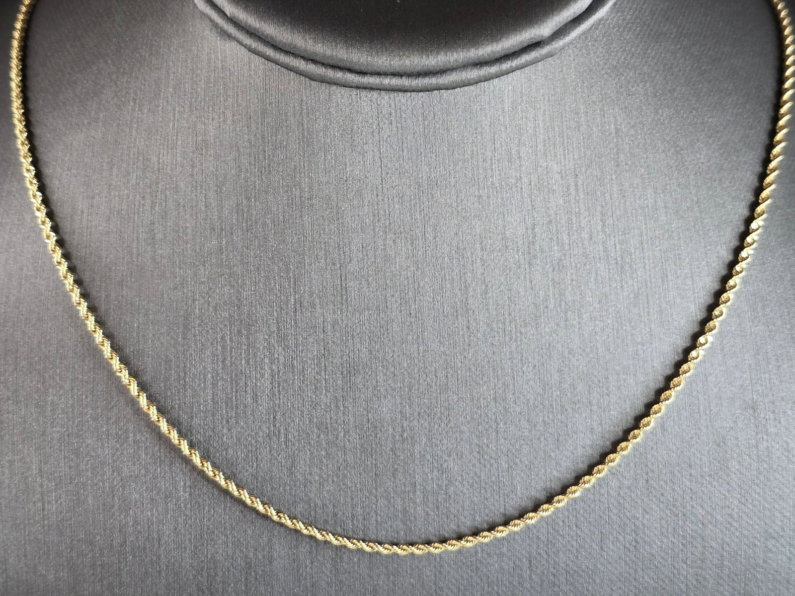 Womens Vintage Estate 14K Yellow Gold Rope Chain Necklace: A WOMENS VINTAGE ESTATE 14K GOLD ROPE CHAIN NECKLACE. THE NECKLACE WEIGHS 6.3g, AND MEASURES 20" LONG BY 1/16" WIDE. MAKES A GREAT GIFT FOR THAT SPECIAL SOMEONE. ANY QUESTIONS, PLEASE ASK. BE SURE TO 