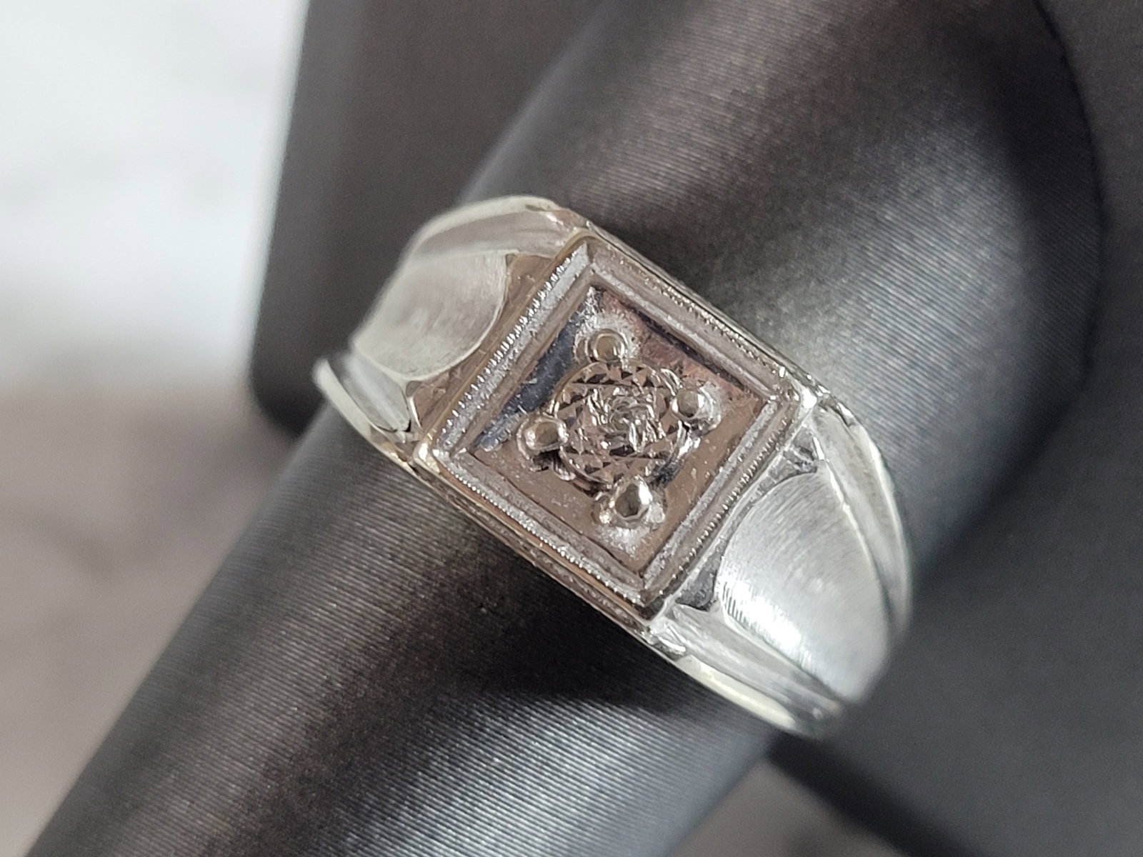 Mens Vintage Estate 10K White Gold Diamond Ring: FOR SALE IS THIS MENS VINTAGE ESTATE 10K WHITE GOLD DIAMOND RING. THE RING WEIGHS 5.1g, AND IS A SIZE 10.75. THERE ARE ABOUT .02cts OF DIAMONDS. THE WIDTH OF THE RING IS 3/8". THIS MAKES A LOVELY GIFT