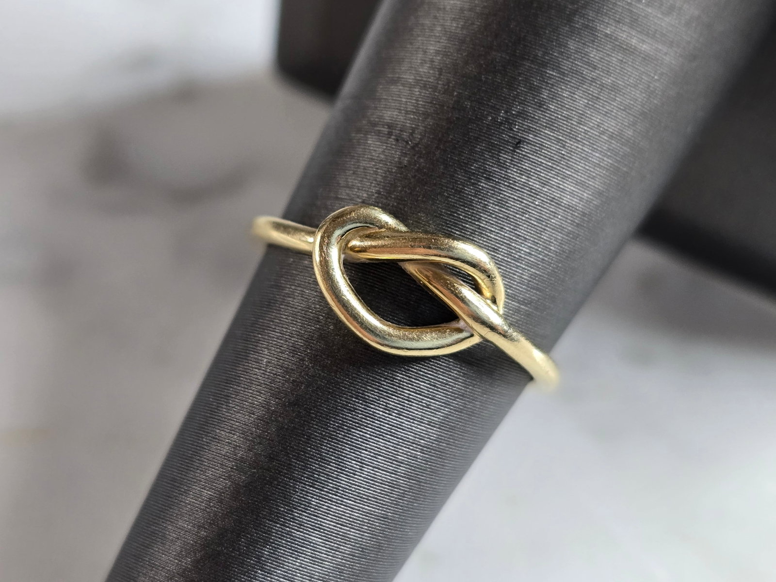 Womens Vintage Estate 14K Gold Gabriel Co Infinity Love Ring: A WOMEN'S VINTAGE ESTATE 14K GOLD INFINITY KNOT RING MADE BY GABRIEL & CO. RING WEIGHS 1.8g, AND IS A SIZE 6.5, AND IS 1/4" WIDE. RING IS STAMPED " 14K, GABRIEL & CO" WITH A SERIAL #. ANY QUESTIONS PL