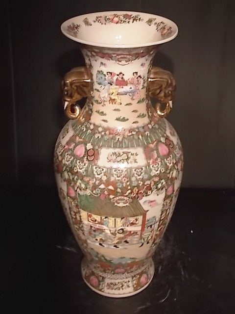 VINTAGE ROSE MEDALLION CHINESE 36" FLOOR VASE: AN EXQUISITE VINTAGE HAND PAINTED CHINESE PORCELAIN FAMILLE ROSE MEDALLION FLOOR VASE THAT MEASURES ABOUT 36" TALL BY ABOUT 17" AT ITS WIDEST POINT, BY 13 1/2" WIDE AT THE TOP. CONDITION IS EXCELLENT.