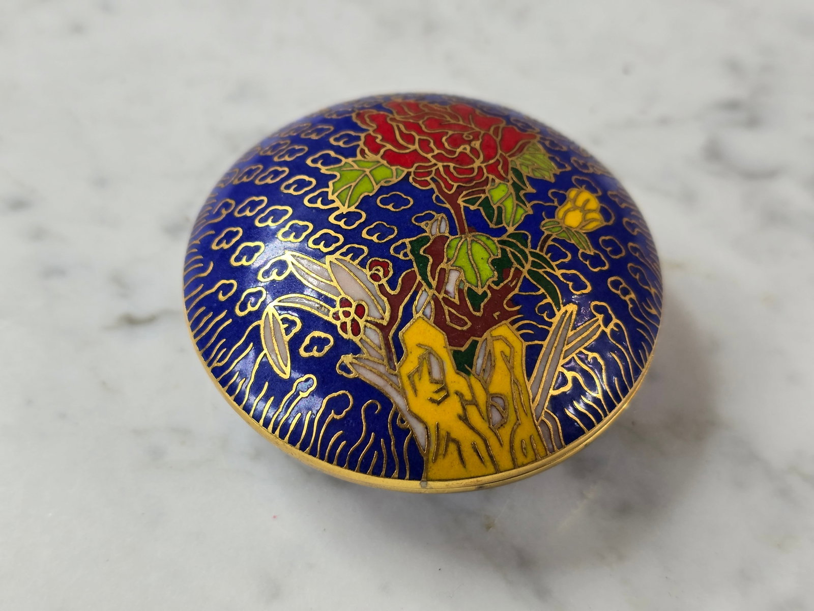 VINTAGE CHINESE CLOISONNE LOTUS FLOWER FLORAL TRINKET BOX: A BEAUTIFUL VINTAGE ANTIQUE CHINESE CLOISONNE LOTUS FLOWER TRINKET BOX THAT MEASURES 2 1/2" BY 1" WIDE. BOX IS IN VERY GOOD CONDITION. GREAT LITTLE COLLETIBLE DECORATORS PIECE. WHEN THIS PIECE PASSED 