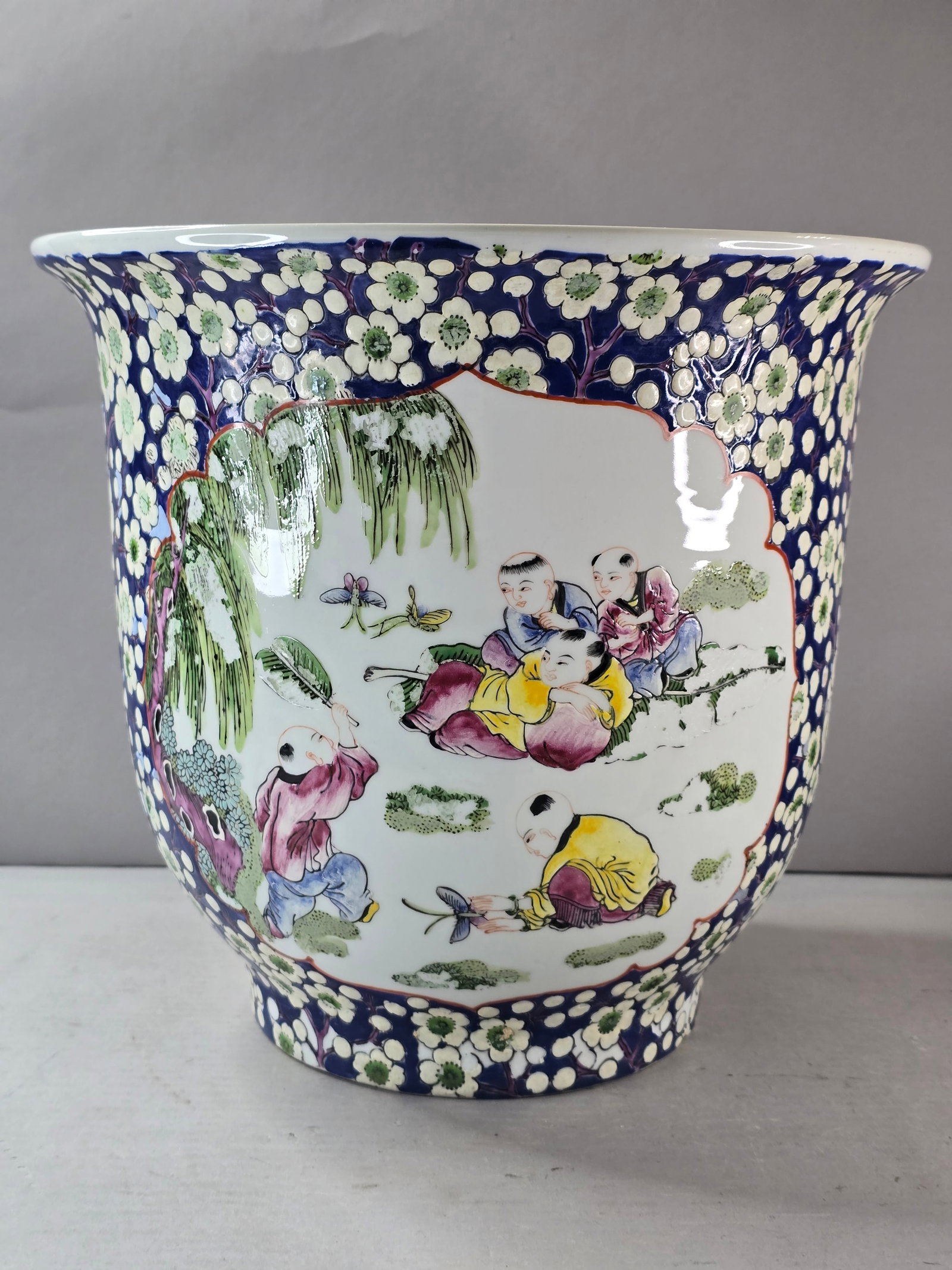 Decorative Vintage Chinese Porcelain Famille Rose Medallion Flower Pot: A beautiful vintage antique Chinese Famille Rose Medallion flower pot that measures about 11 1/2" tall by about 12 1/2" wide. Condition appears to be very good . Not sure who the maker is. Any questio