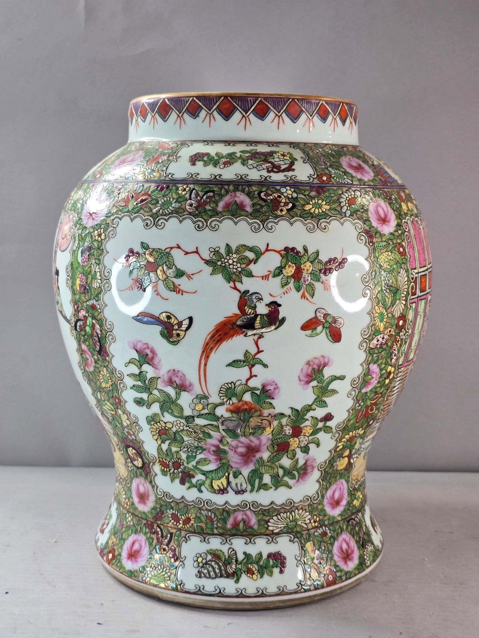 Decorative Vintage Antique Chinese Porcelain Famille Rose Medallion Vase: A beautiful vintage antique Chinese Famille Rose Medallion vase that measures about 13 1/2" by about 10". Condition is very good. Not sure who the maker is. Any questions please do not hesitate to ask
