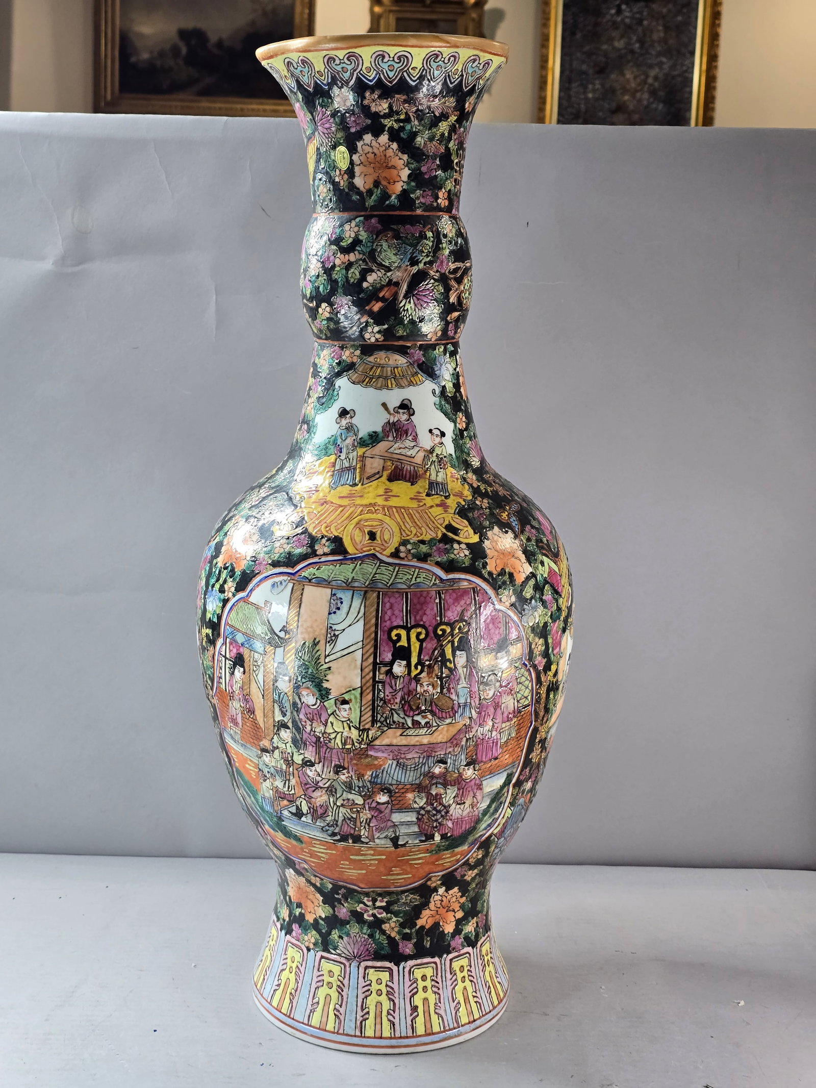 Decorative Vintage Antique Chinese Porcelain Famille Rose Medallion Vase (1 of 13)