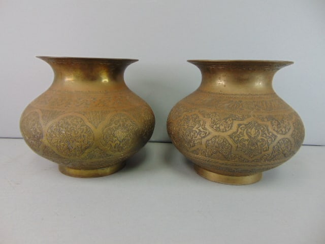 Pair of Vintage Antique Middle Eastern Brass Vases: A PAIR OF VINTAGE ANTIQUE MIDDLE EASTERN BRASS VASES THAT MEASURE 5" TALL BY 5 3/4" WIDE. PAIR IS NOT A MATCHING SET BUT ARE VERY SIMILAR IN DESIGN. ONE VASE HAS A SMALL DING ON THE SIDE AS SEEN IN PI