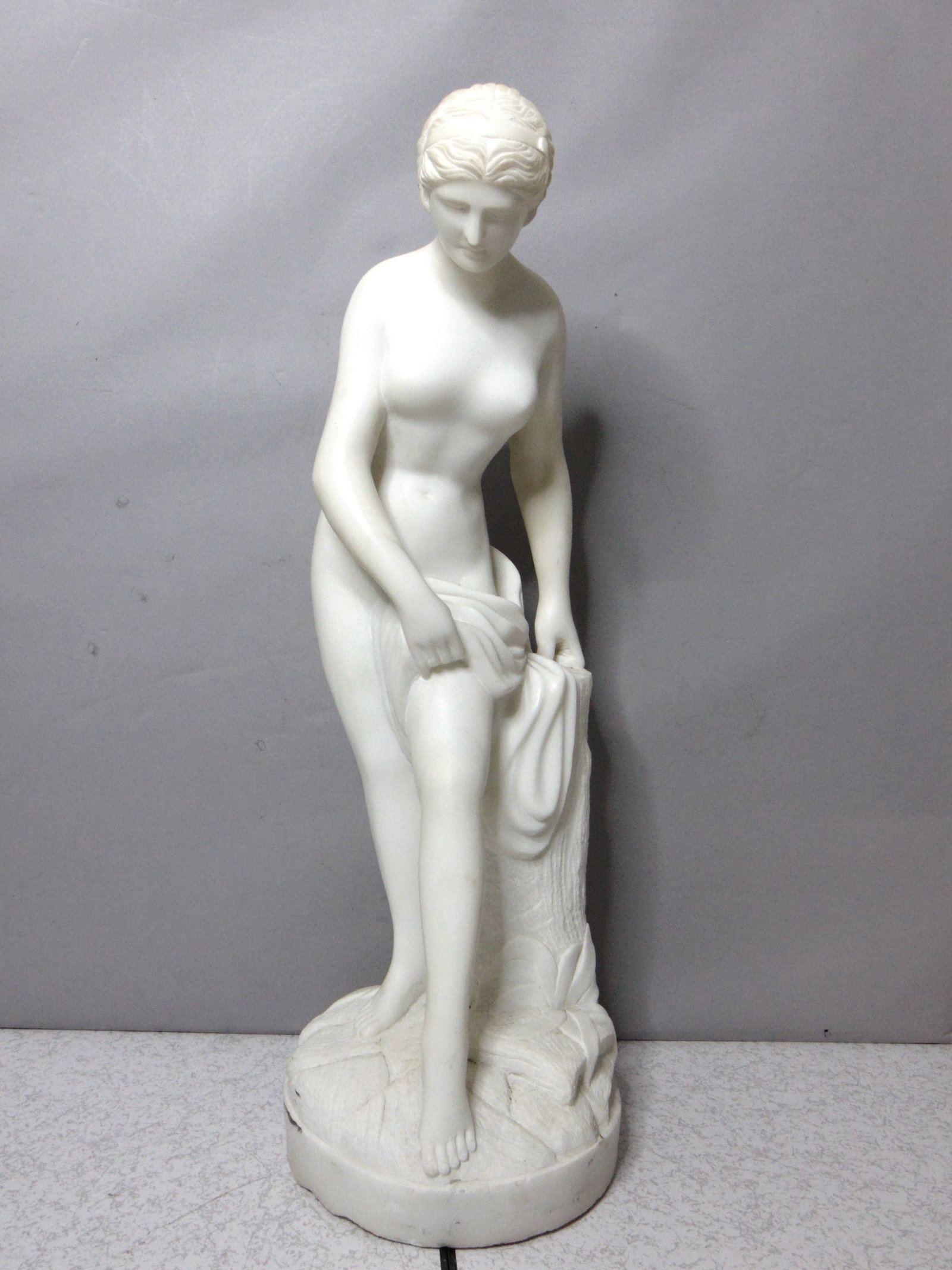 LG VICTORIAN SCULPTURE OF NUDE GREEK GODDESS: FOR AUCTION IS THIS AMAZINGLY DECORATIVE AND HIGH QUALITY VICTORIAN STYLE STATUE OF A NUDE GREEK GODDESS. THE STATUE STANDS 31 1/2" TALL AND SITS ON A 10 3/4" DIAMETER BASE. STATUE IS MADE OF ALABASTE