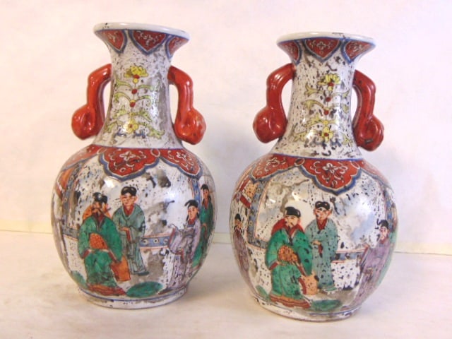 PR VINTAGE HAND PAINTED CHINESE PORCELAIN VASES: A BEAUTIFUL PAIR OF VINTAGE HAND PAINTED CHINESE PORCELAIN VASES THAT MEASURE 9" TALL BY ABOUT 5" AT THEIR WIDEST POINT. CONDITION OF THE PAIR LOOKS GREAT. NO NOTICEABLE CHIPS OR CRACKS. THE BLACK SPL