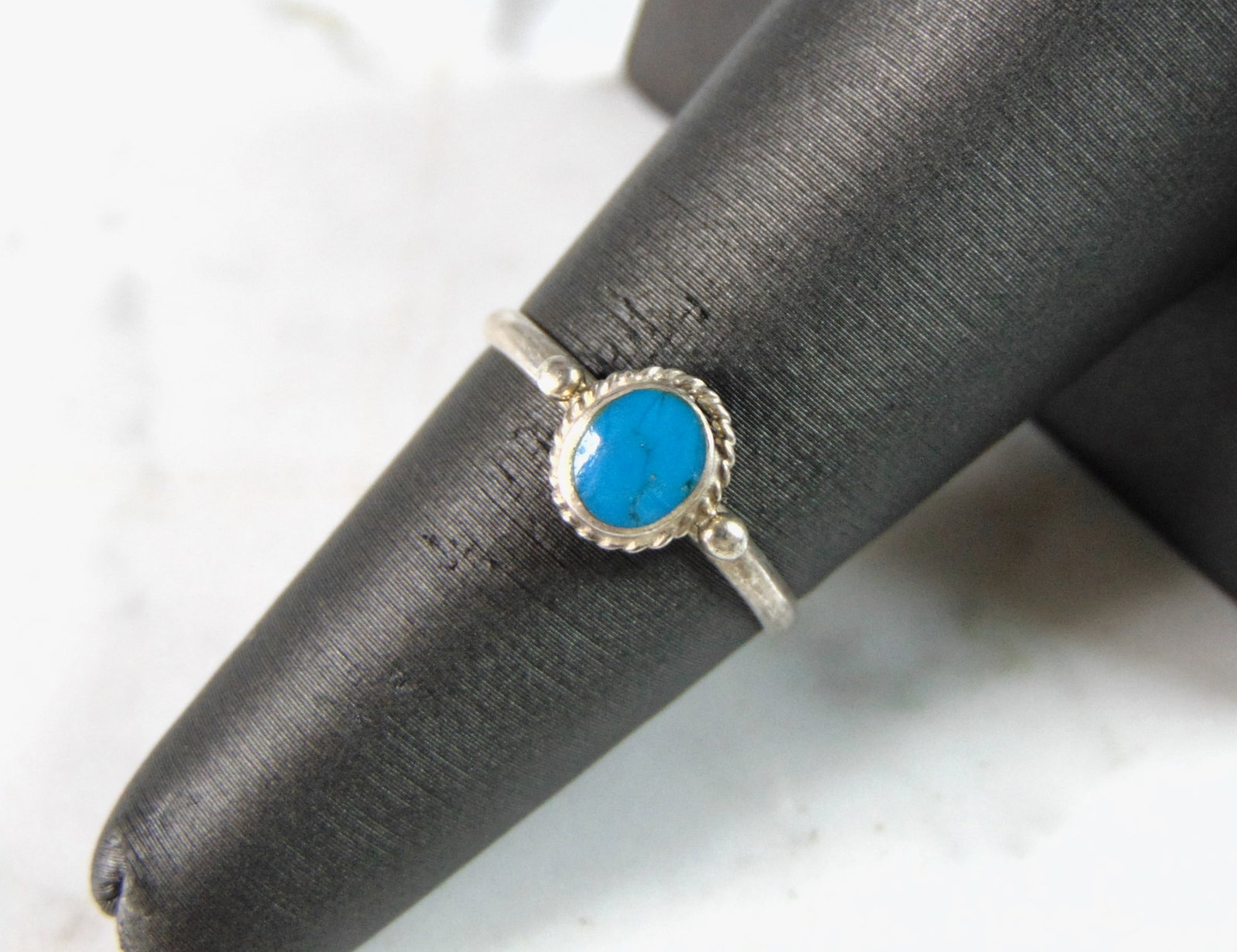 Womens Vintage Estate Sterling Silver Turquoise Ring: THIS ITEM IS A LOVELY WOMENS VINTAGE ESTATE STERLING SILVER TURQUOISE RING. RING WEIGHS 1.1g AND IS A SIZE 6.0. THIS WOULD MAKE A NICE GIFT FOR THAT SOMEONE SPECIAL. ANY OTHER QUESTIONS PLEASE DO NOT 
