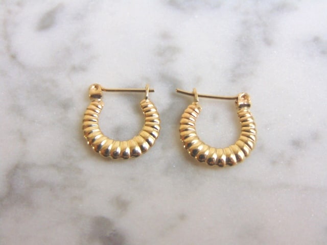 Pr Womens 14K Yellow Gold Hoop Earrings: A LOVELY PAIR OF WOMENS 14K YELLOW GOLD HOOP EARRINGS . THE EARRINGS WEIGH 0.9g. EARRINGS MEASURE 1/2" LONG BY 1/2" WIDE. EARRINGS ARE MARKED 14K AT THE HINGE. ANY QUESTIONS, PLEASE DON'T HESITATE TO 