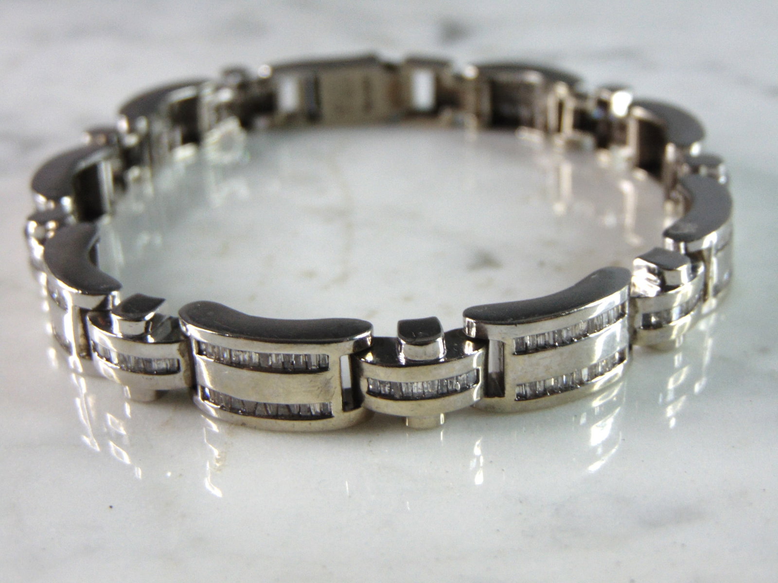 Mens Vintage Estate Heavy 14K White Gold Diamond Bracelet: A MENS VINTAGE ESTATE HEAVY 14K WHITE GOLD DIAMOND BRACELET WITH ABOUT 6cts IN DIAMONDS. THE BRACELET MEASURES 9" LONG BY 3/8" WIDE. AND WEIGHS 48.4g. WOULD MAKE A GREAT GIFT FOR THAT SPECIAL SOMEONE.