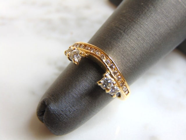 Womens Vintage 14k Yellow Gold Diamond Ring Spacer: A WOMENS VINTAGE ESTATE 14K GOLD DIAMOND ENGAGEMENT RING SPACER. THE RING WEIGHS 3.0g, AND IS A SIZE 2.75. THE GAP IS ABOUT 1/4" BY 1/8". THERE ARE ABOUT .39cts OF DIAMONDS. WOULD MAKE A GREAT GIFT FO