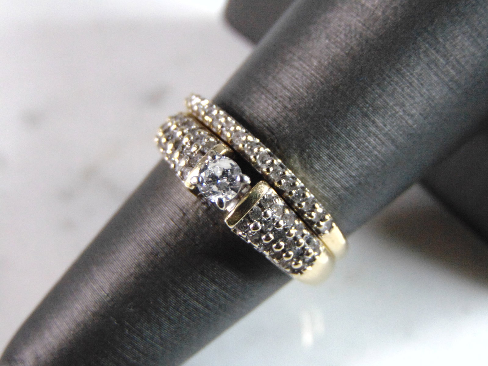 Womens Vintage Estate 14K Yellow Gold Diamond Wedding Ring Set: A WOMENS VINTAGE 14K YELLOW GOLD DIAMOND ENGAGEMENT WEDDING RING SET. THERE ARE ABOUT .66cts OF DIAMONDS IN THIS SET. THE TOTAL WEIGHT IS 5.5g, AND IS A SIZE 7. ANY QUESTIONS PLEASE DONT HESITATE TO A