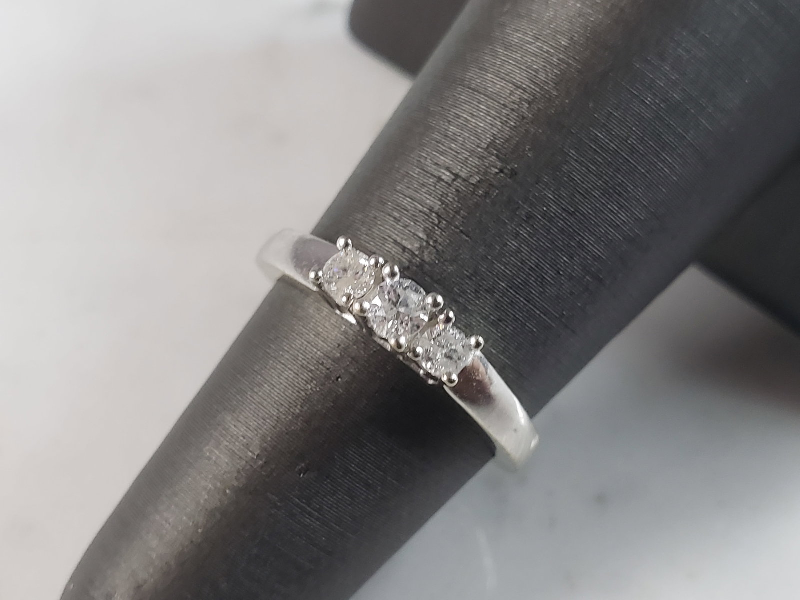Womens Vintage Estate 14k White Gold Diamond Engagement Ring: FOR SALE IS THIS WONDERFUL 14K WHITE GOLD DIAMOND ENGAGEMENT RING. THE RING WEIGHS 2.0g, AND IS A SIZE 5.0. THERE ARE ABOUT .22cts OF DIAMONDS. THE CLARITY IS ABOUT AN I2 AND THE COLOR IS ABOUT AN H-J