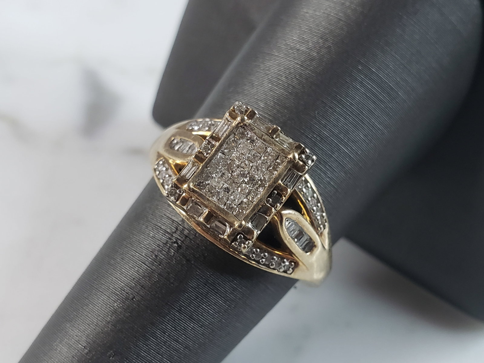 Womens Vintage Estate 10K Yellow Gold Diamond Cluster Ring: FOR SALE IS THIS LOVELY VINTAGE 10K YELLOW GOLD RING WITH A TOTAL OF ABOUT 1.22cts OF DIAMONDS. THE TOTAL WEIGHT IS 4.3g, AND IS A SIZE 8.0. RING IS MARKED "10K" ON THE INSIDE OF THE BAND. ANY QUESTIO