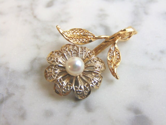 Women's Vintage Estate 14K Gold Flower Pendant: A VINTAGE ESTATE WOMEN'S 14K WHITE & YELLOW GOLD FLOWER PENDANT THAT MEASURES 1 5/8" LONG BY 1 1/8" WIDE, AND WEIGHS 5.9g. NOT SURE IF THE PEARL IS REAL OR NOT. MAKES A LOVELY GIFT FOR THAT SOMEONE SP