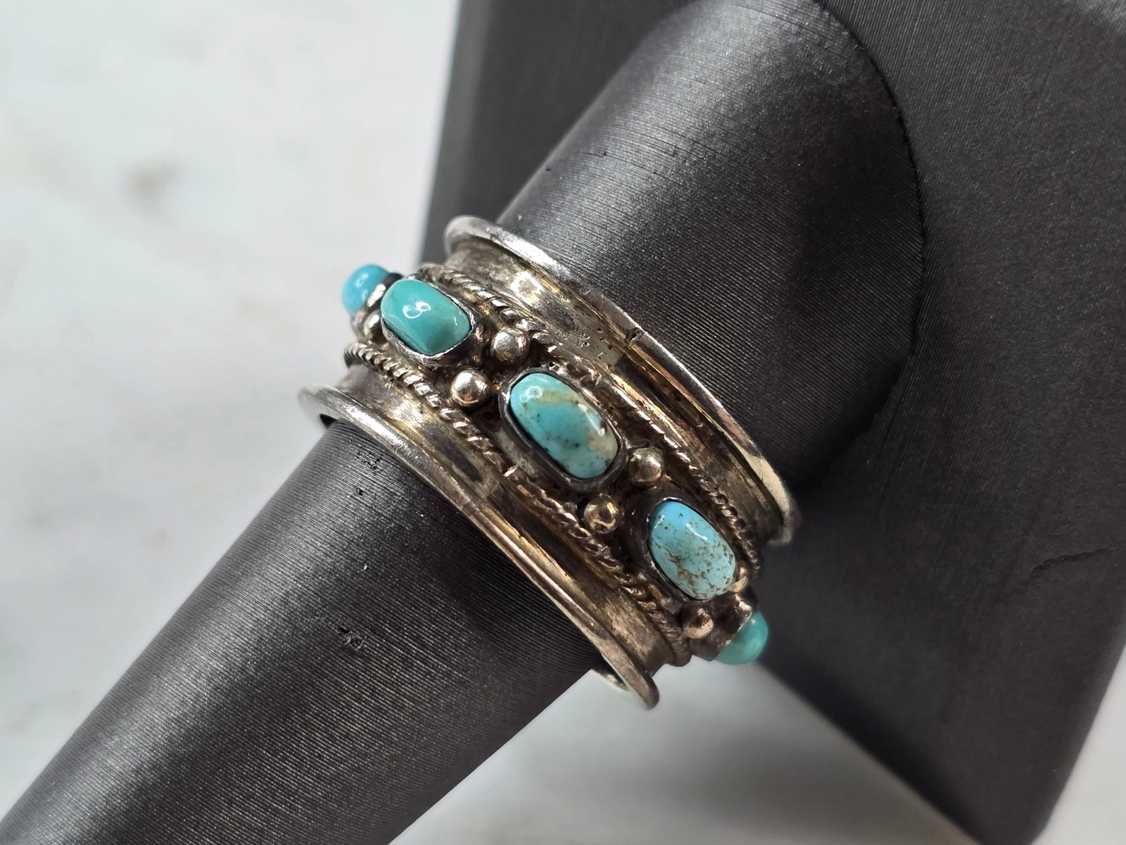 Vintage Estate Sterling Silver Southwestern Turquoise Ring: A MENS OR WOMENS VINTAGE ESTATE STERLING SILVER SOUTHWESTERN TURQUOISE RING. THE RING IS A SIZE 10.5 AND WEIGHS 8.7g. RING MEASURES 1/2" WIDE. RING IS NOT MARKED BUT IT HAS BEEN TESTED AND IS GUARANTE