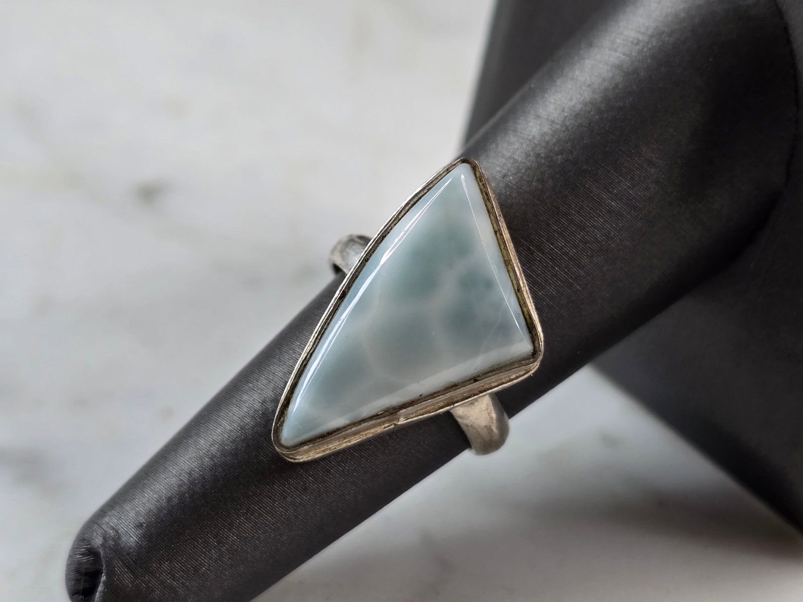 Womens Vintage Estate Sterling Silver Modernist Larimar Ring: A WOMENS VINTAGE ESTATE STERLING SILVER MODERNIST LARIMAR STONE RING. RING WEIGHS 6.2g, AND IS A SIZE 7.25. THE LENGTH OF THE RING IS 7/8". THIS WOULD MAKE A NICE GIFT FOR THAT SOMEONE SPECIAL. ANY QU