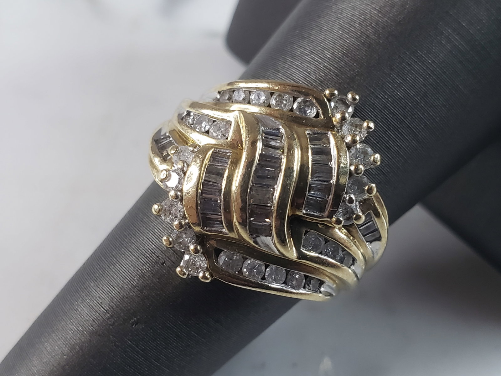 Womens Vintage Estate 10k Gold Diamond Cluster Ring: A WOMENS VINTAGE ESTATE 10K YELLOW GOLD DIAMOND CLUSTER RING. THE RING IS A SIZE 7.0 AND WEIGHS 6.4g. THERE ARE ABOUT .50cts OF DIAMONDS. RING IS MARKED 10K. THE RING MAKES A BEAUTIFUL, IMPRESSIVE GIF