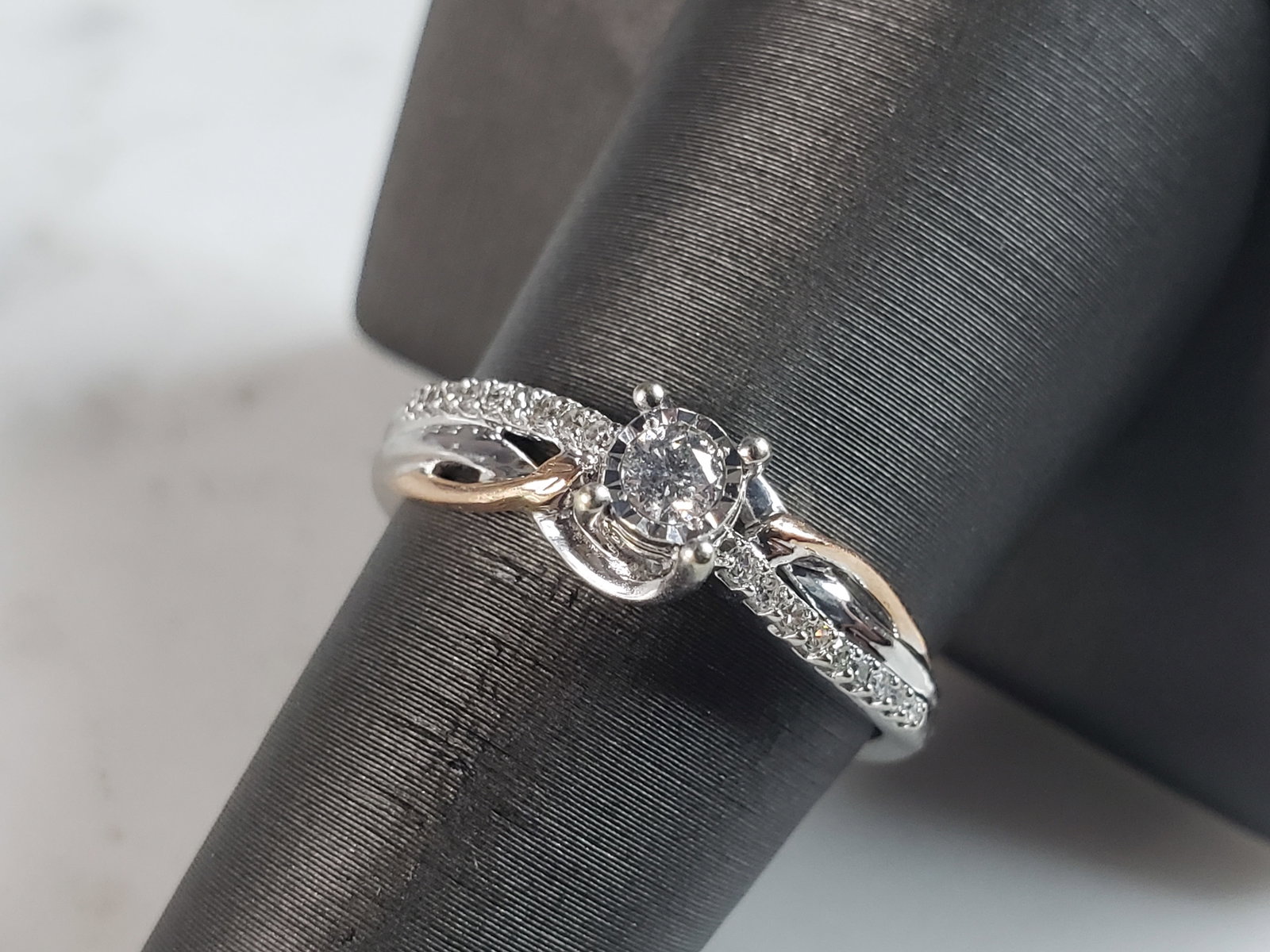 Womens Vintage Estate 10K White & Rose Gold Diamond Ring: A WOMENS VINTAGE ESTATE 10K WHITE & ROSE GOLD DIAMOND RING. THE RING IS A SIZE 8.25 AND WEIGHS 2.6g. THERE ARE ABOUT .35cts OF DIAMONDS IN THIS RING. DIAMONDS HAVE A BEAUTIFUL SPARKLE TO THEM. RING IS