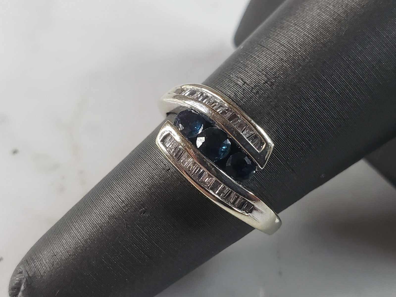 Womens Vintage Estate 10K Gold Sapphire & Diamond Ring: FOR SALE IS A BEAUTIFUL VINTAGE ESTATE 10K WHITE GOLD SAPPHIRE AND DIAMOND RING. THERE ARE ABOUT .40cts OF DIAMONDS. THE RING WEIGHS 2.2g, AND IS A SIZE 5.75. RING IS MARKED 10K. ANY OTHER QUESTIONS, 