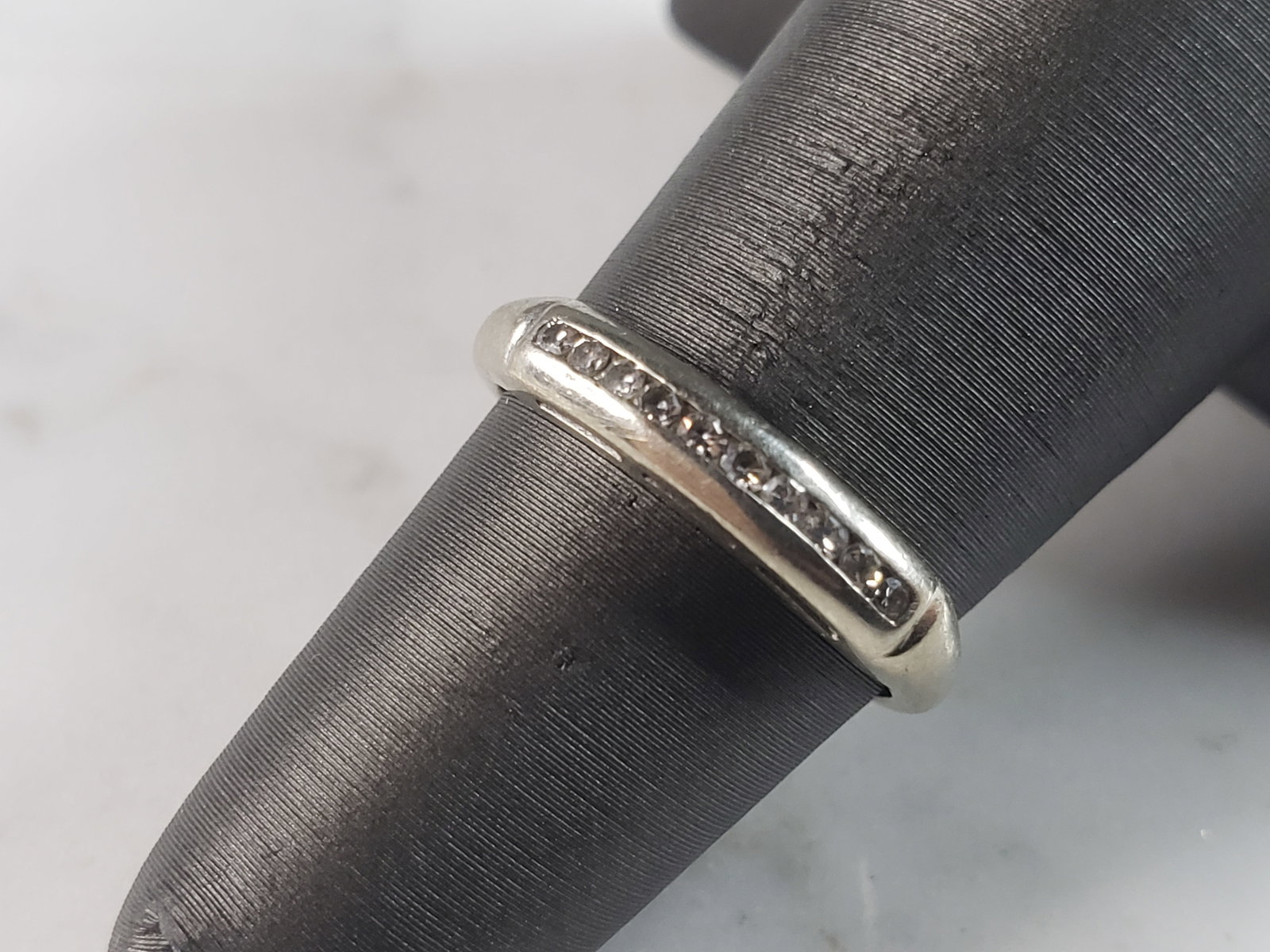 Womens Vintage Estate 14k White Gold Diamond Ring: A WOMENS VINTAGE ESTATE 14k WHITE GOLD DIAMOND RING THAT WEIGHS 2.2g. THE RING IS A SIZE 5.0. THERE ARE ABOUT .10cts OF DIAMONDS. RING IS MARKED 14K. THIS WOULD MAKE A NICE GIFT FOR THAT SOMEONE SPECI