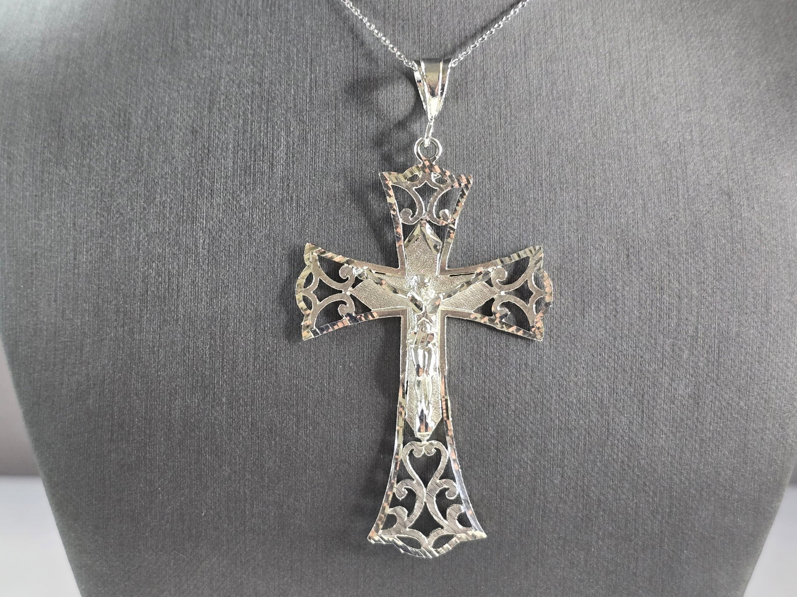 Womens Vint Sterling Silver Religious Jesus Cross Pendant Necklace: A WOMENS VINTAGE ESTATE STERLING SILVER JESUS ON CROSS PENDANT WITH NECKLACE. PENDANT WITH NECKLACE WEIGHS 12.1g. THE PENDANT MEASURES 3 1/2" LONG BY 1 3/4" WIDE. THE NECKLACE MEASURES 18" LONG. MAKES