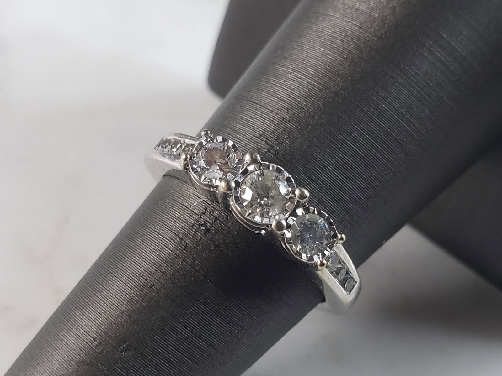 Womens Vintage Estate 14k White Gold Diamond Engagement Ring: A WOMENS 14K WHITE GOLD DIAMOND ENGAGEMENT RING. THE RING WEIGHS 3.5g, AND IS A SIZE 6.75. THERE ARE ABOUT .35cts OF DIAMONDS. RING IS MARKED 14k. WOULD MAKE A GREAT GIFT FOR THAT SPECIAL SOMEONE. ANY