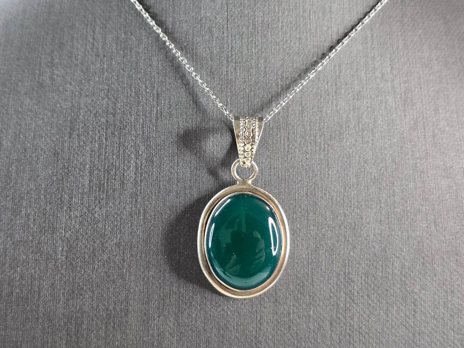 Womens Vintage Estate Sterling Silver Green Onyx ? Pendant Necklace: A WOMENS VINTAGE ESTATE STERLING SILVER GREEN ONYX PENDANT WITH NECKLACE. PENDANT WITH NECKLACE WEIGHS 8.8g. THE PENDANT MEASURES 1 1/2" LONG BY 3/4" WIDE. NOT SURE IF STONE IS NATURAL OR MAN MADE. MA