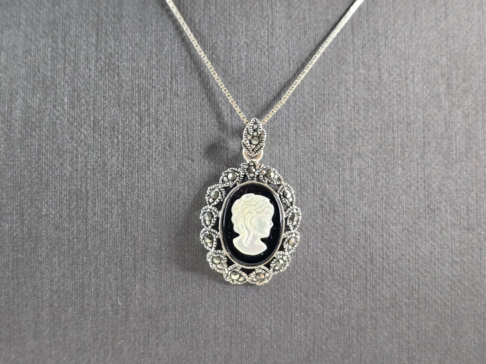 Womens Sterling Silver Victorian Style Cameo Pendant Necklace: A WOMENS ESTATE STERLING SILVER VICTORIAN STYLE CAMEO PENDANT WITH NECKLACE. PENDANT WITH NECKLACE WEIGHS 5.2g. THE PENDANT MEASURES 1" LONG BY 3/4" WIDE. THE NECKALCE MEASURES 27" LONG. MAKES A GREAT