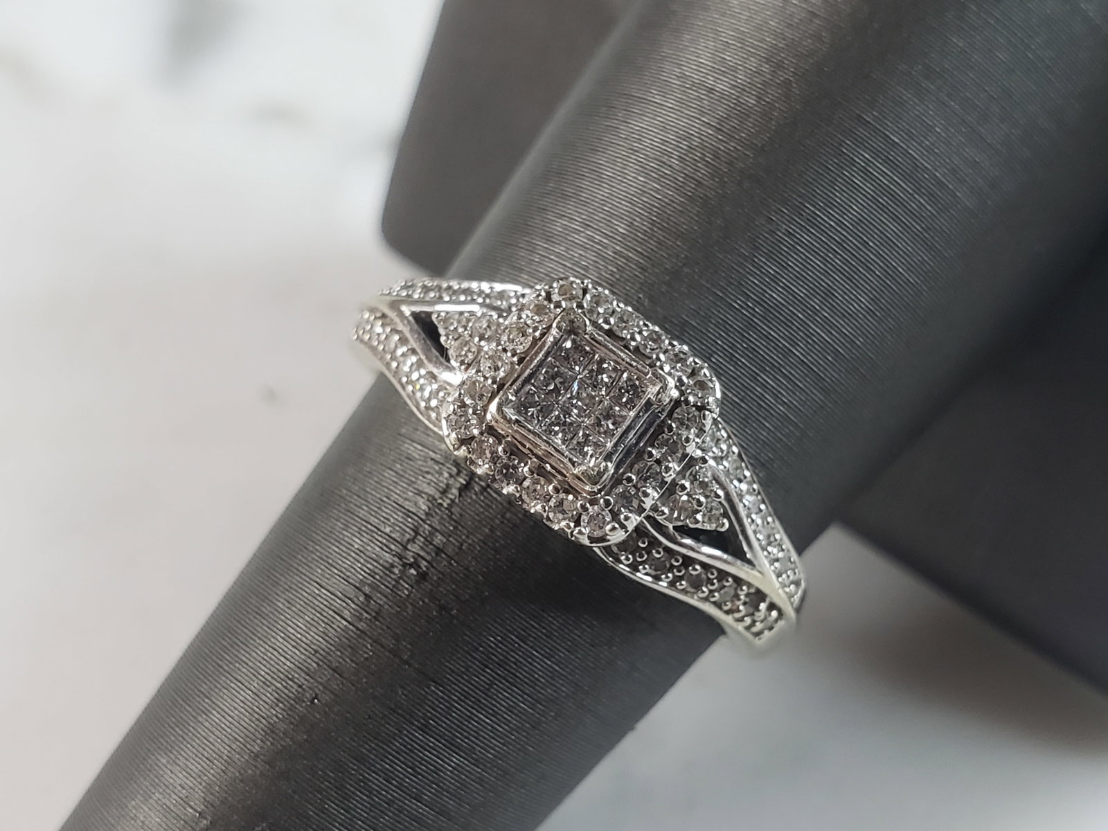 Womens Vintage Estate 10K White Gold Diamond Ring: A WOMENS VINTAGE ESTATE 10K WHITE GOLD DIAMOND RING. THE RING IS A SIZE 8.0 AND WEIGHS 3.9g. THERE ARE ABOUT .80cts OF DIAMONDS IN THIS RING. THE RING MAKES A BEAUTIFUL GIFT FOR THAT SOMEONE SPECIAL. 