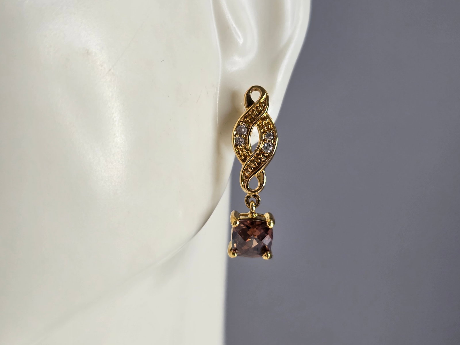 Womens Vintage Estate Sterling Silver Gold Tone Citrine Earrings: A PAIR OF WOMENS VINTAGE ESTATE STERLING SILVER GOLD TONE EARRINGS, WITH CITRINE COLORED STONES. THE EARRINGS WEIGH 2.8g, AND MEASURE 7/8" LONG BY 1/4" WIDE. NOT SURE IF THE STONES ARE NATURAL OR MAN 