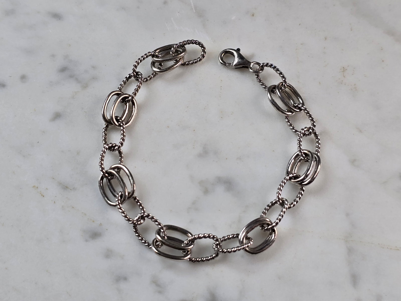 Womens Vintage Estate Sterling Silver Chain Link Bracelet: A WOMENS VINTAGE ESTATE STERLING SILVER CHAIN LINK BRACELET. BRACELET IS 7" LONG BY 1/4" WIDE, AND WEIGHS 11.1g. THIS WOULD MAKE A LOVELY GIFT FOR THAT SOMEONE SPECIAL. BE SURE TO CHECK OUT SOME OF MY