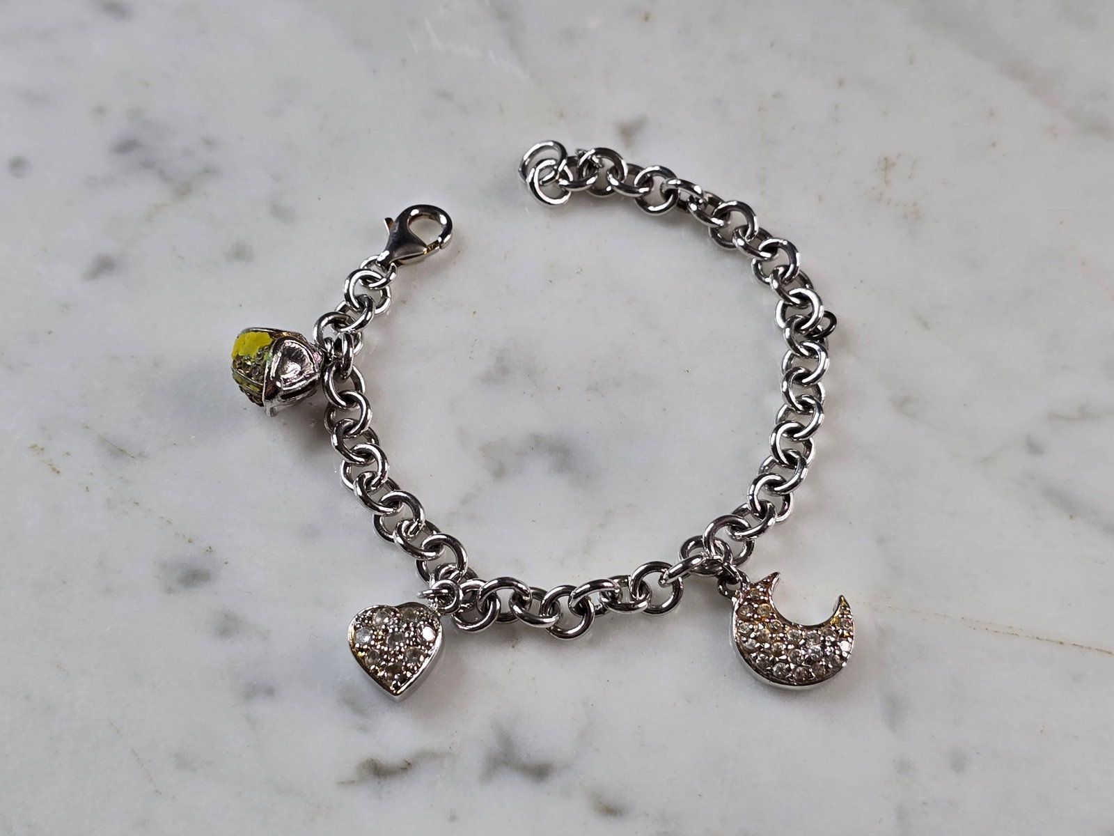 Womens Vintage Estate Sterling Silver Chain Link Charm Bracelet: A WOMENS VINTAGE ESTATE STERLING SILVER CHAIN LINK CHARM BRACELET. BRACELET IS 6" LONG BY 1/4" WIDE, AND WEIGHS 13.2g. THIS WOULD MAKE A LOVELY GIFT FOR THAT SOMEONE SPECIAL. BE SURE TO CHECK OUT SOME