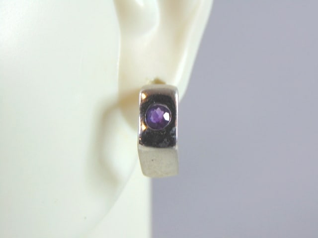 Womens Vintage Estate Sterling Silver Amethyst Earrings: A PAIR OF WOMENS VINTAGE STERLING SILVER AMETHYST EARRINGS. NOT SURE IF STONE IS REAL OR MAN MADE. THE EARRINGS WEIGH 2.8g, EARRINGS MEASURE ABOUT 1/2" LONG AND 1/4'" WIDE. MAKES A NICE GIFT FOR THAT 