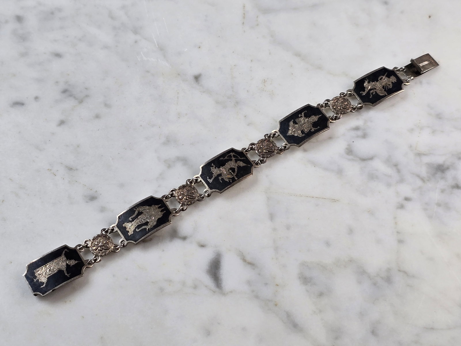 Womens Vintage Estate Sterling Silver Chain Link Siam Bracelet: A WOMENS VINTAGE ESTATE STERLING SILVER CHAIN LINK SIAM BRACELET. BRACELET IS 7" LONG BY 5/8" WIDE, AND WEIGHS 17.5g. THIS WOULD MAKE A LOVELY GIFT FOR THAT SOMEONE SPECIAL. BE SURE TO CHECK OUT SOME 