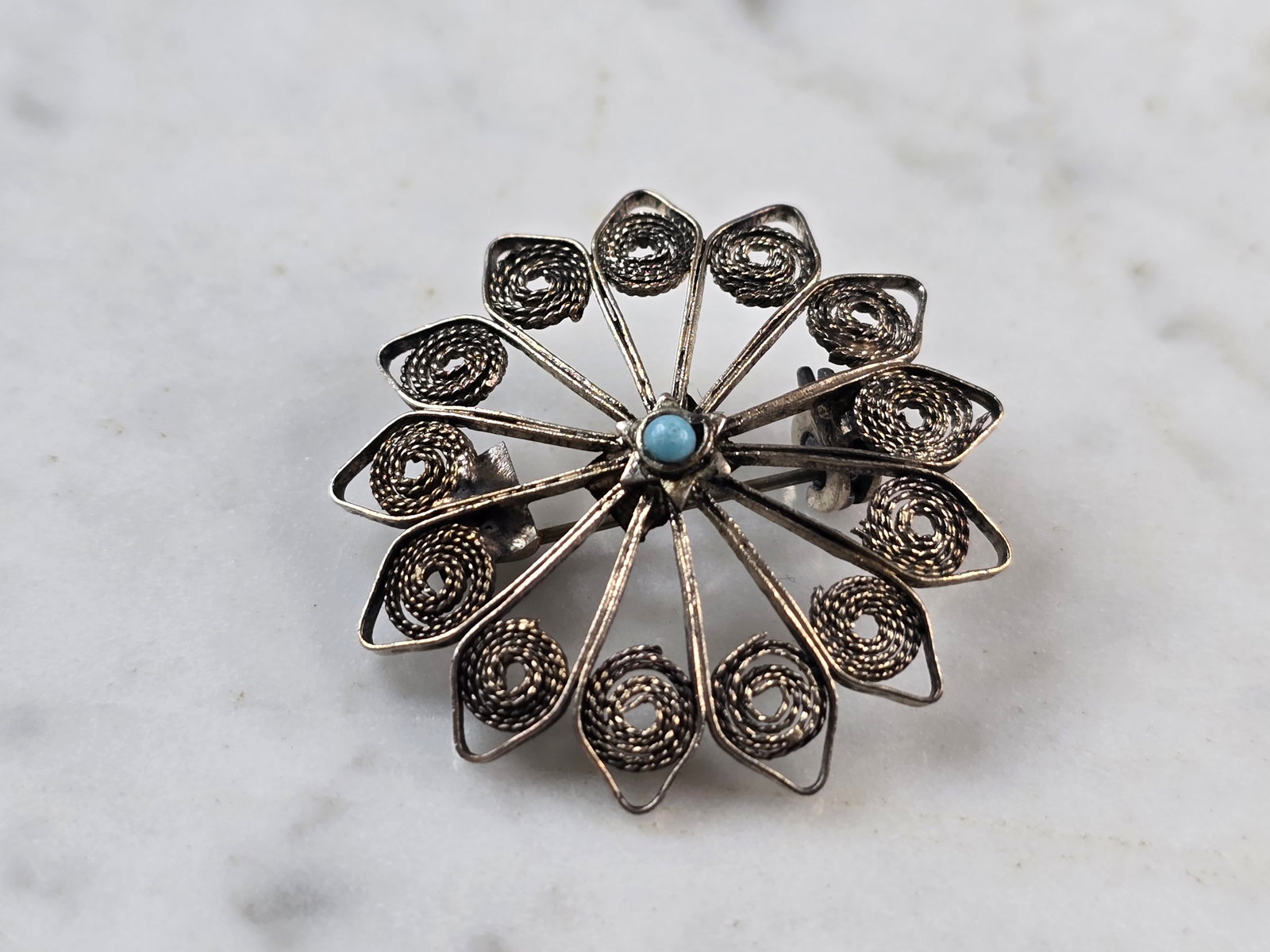 Womens Vintage Estate Sterling Silver Turquoise Filigree Brooch: A WOMENS VINTAGE ESTATE STERLING SILVER TURQUOISE FILIGREE FLORAL BROOCH. THE TOTAL WEIGHT OF THE BROOCH IS 3.0g. THE BROOCH MEASURES 1 1/4" IN DIAMETER. MAKES A GREAT GIFT FOR THAT SPECIAL SOMEONE. A