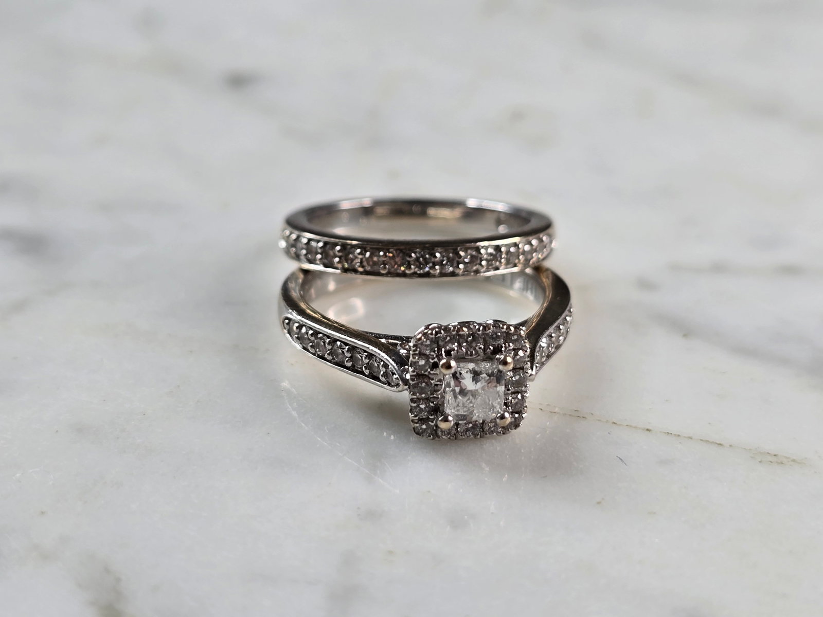 Womens Vintage Estate 14K White Gold Diamond Leo Ring Set: A WOMENS VINTAGE ESTATE 14K WHITE GOLD DIAMOND LEO RING SET. THE RING IS A SIZE 7.0, AND WEIGHS 8.8g. THE CENTER DIAMOND IS ABOUT .43cts WITH 30 SMALL ACCENT DIAMONDS, AND ANOTHER 16 TINY DIAMONDS, PL