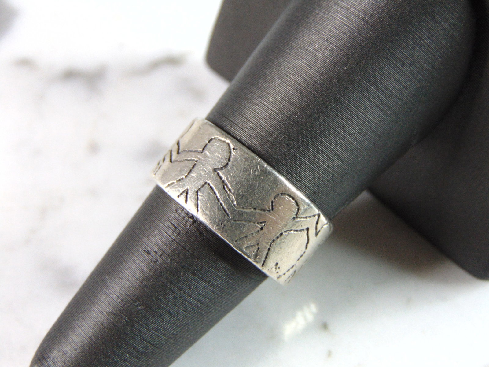 Womens Vintage Estate Sterling Silver Family Ring: A WOMENS VINTAGE ESTATE STERLING SILVER FAMILY RING. THE TOTAL WEIGHT OF THE RING IS 6.3g. THE RING SIZE IS A 7.75. RING HAS SOME ENGRAVINGS BUT CAN BE REMOVED BY AN EXPERIENCED JEWELER. MAKES A GREAT