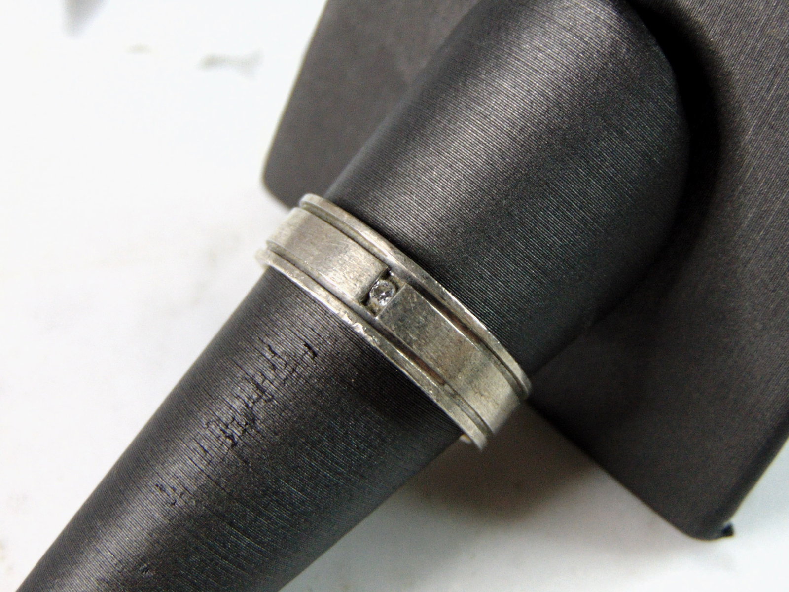 Womens Vintage Estate Sterling Silver Modernist CZ Ring: A WOMENS VINTAGE ESTATE STERLING SILVER MODERNIST CZ RING. THE RING WEIGHS 4.6g, AND IS A SIZE 9.5. RING HAS SOME ENGRAVINGS BUT CAN BE REMOVED BY AN EXPERIENCED JEWELER. ANY QUESTIONS PLEASE DO NOT H