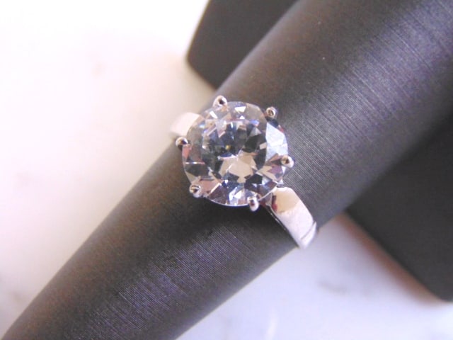 Womens Vintage Estate Sterling Silver Ring w/ CZ Stone: A WOMENS VINTAGE ESTATE STERLING SILVER RING WITH WHAT APPEARS TO BE A CUBIC ZIRCONIA STONE. THE RING SIZE IS 6.25, AND WEIGHS 2.6g. THIS WOULD MAKE A NICE GIFT FOR THAT SOMEONE SPECIAL. ANY OTHER QUE