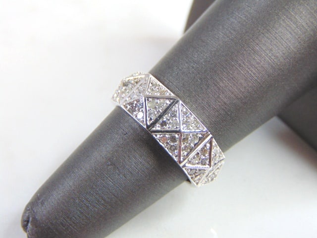 Unique Women's 14K White Gold Diamond Eternity Ring: FOR SALE IS THIS 14K WHITE GOLD DIAMOND RING WITH ABOUT 1.08cts OF DIAMONDS IN IT. THE RING WEIGHS 4.5g. THE SIZE OF THE RING IS A 6.5. THIS MAKES A LOVELY GIFT FOR THAT SOMEONE SPECIAL. ANY QUESTIONS