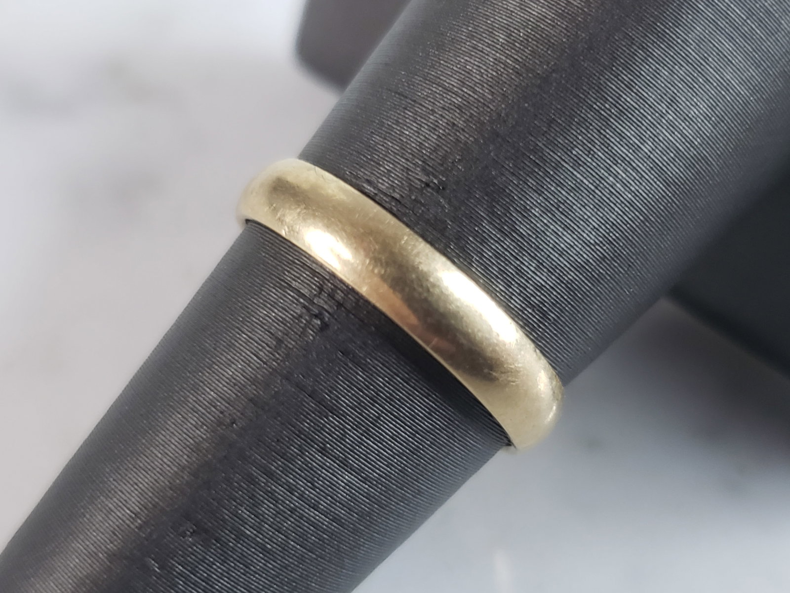 Womens Vintage Estate 14K Yellow Gold Wedding Band Ring: A WOMENS VINTAGE ESTATE 14K YELLOW GOLD WEDDING BAND RING. THE RING IS A SIZE 7.0 AND WEIGHS 2.6g. THE WIDTH OF THE RING IS ABOUT 1/8". RING IS MARKED "14K". THE RING MAKES A LOVELY GIFT FOR THAT SOME