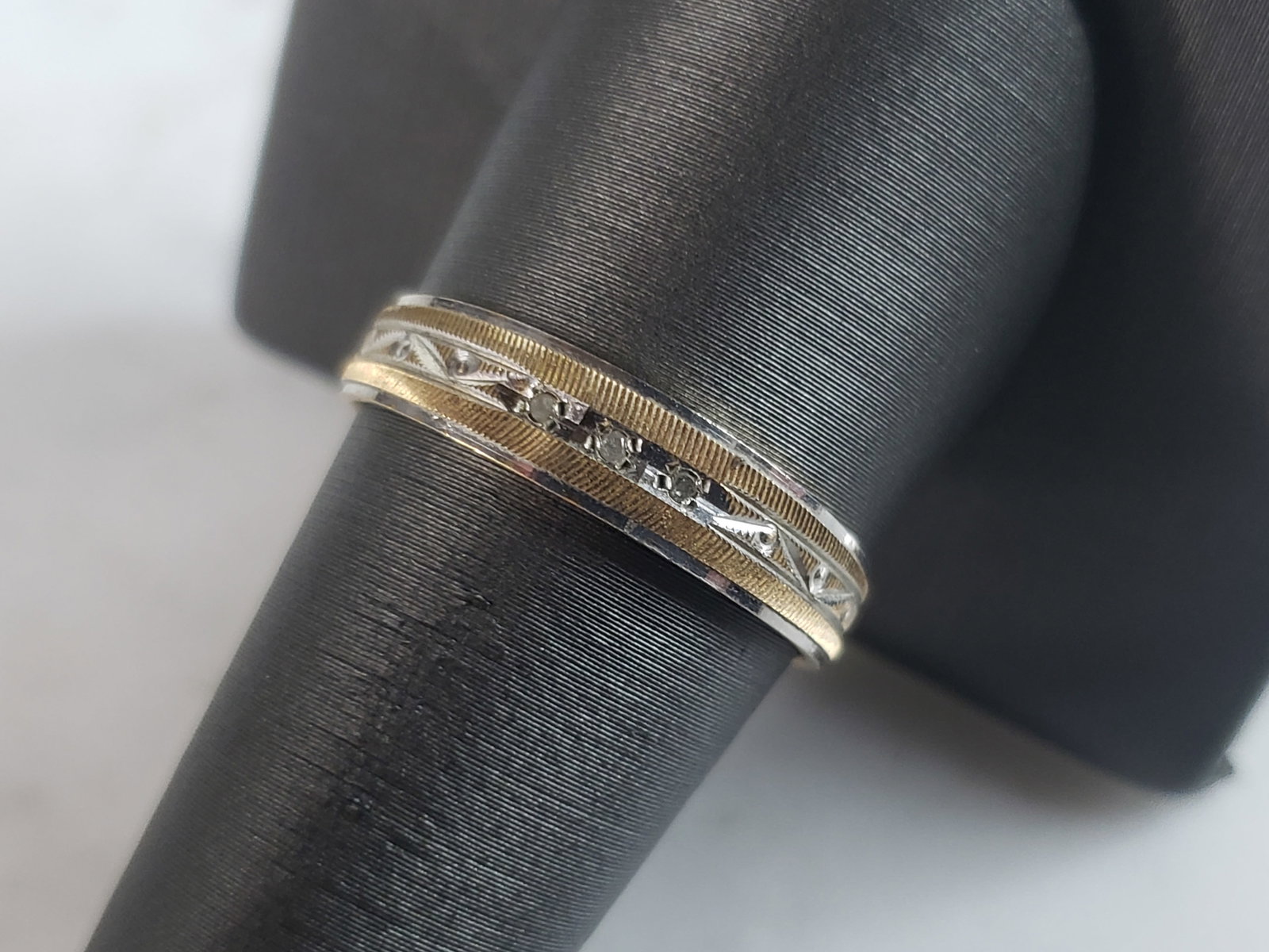 Womens Vintage Estate 10k Yellow & White Gold Diamond Ring: A WOMEN'S 10K WHITE & YELLOW GOLD DIAMOND RING. THE RING WEIGHS 2.3g, AND IS A SIZE 10.0. THERE ARE ABOUT .03cts OF DIAMONDS. THE WIDTH IS ABOUT 3/16". RING IS MARKED "10K". ANY QUESTIONS PLEASE DO NO