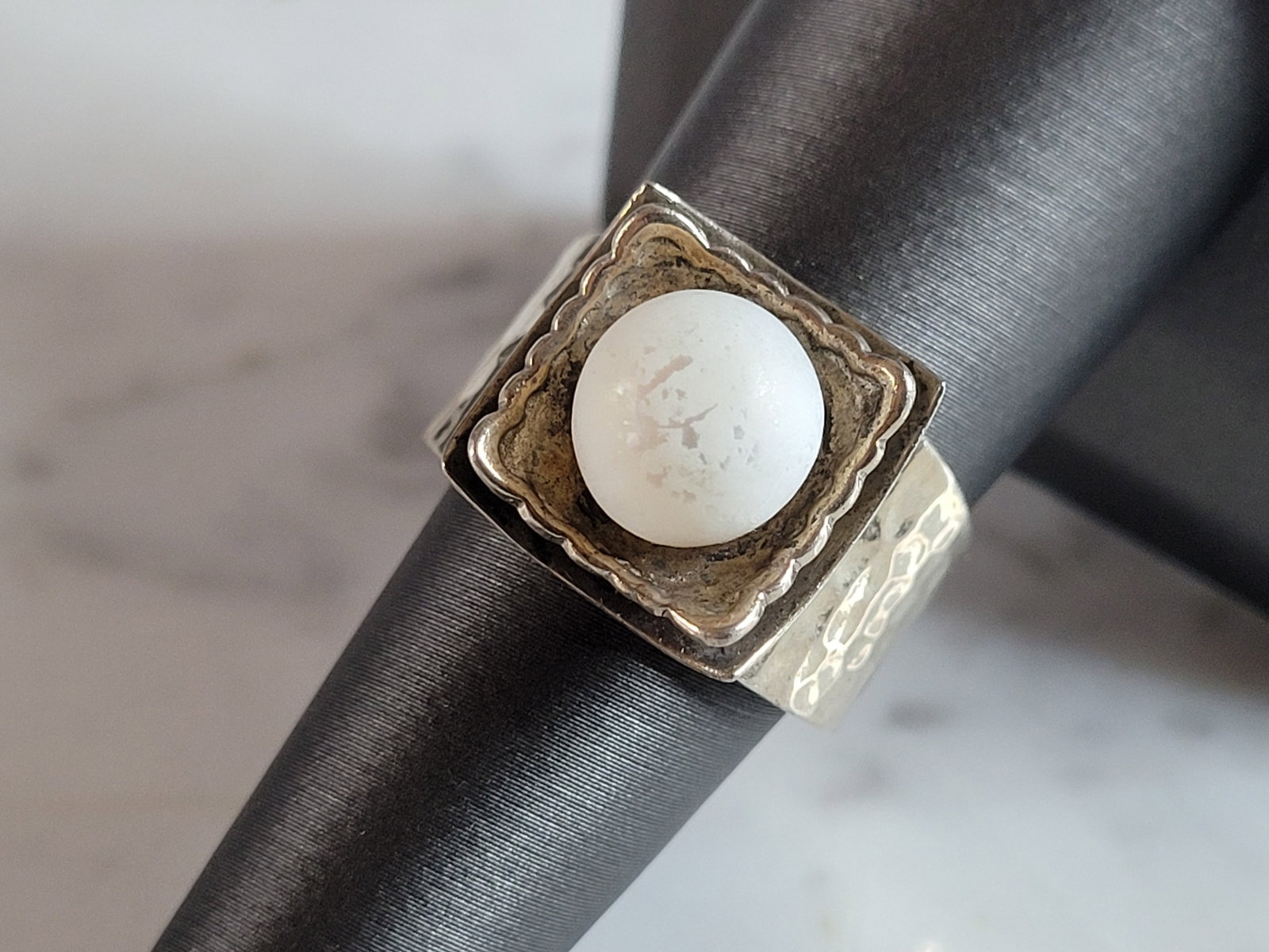 Womens Vintage Estate Sterling Silver Hand Hammered Modernist Ring: A WOMENS VINTAGE ESTATE STERLING SILVER HAND HAMMERED MODERNIST RING. THE RING WEIGHS 9.7g AND IS A SIZE 6.5. THE WIDTH OF THE RING IS 1/2". ANY QUESTIONS PLEASE DO NOT HESITATE TO ASK. BE SURE TO CHE