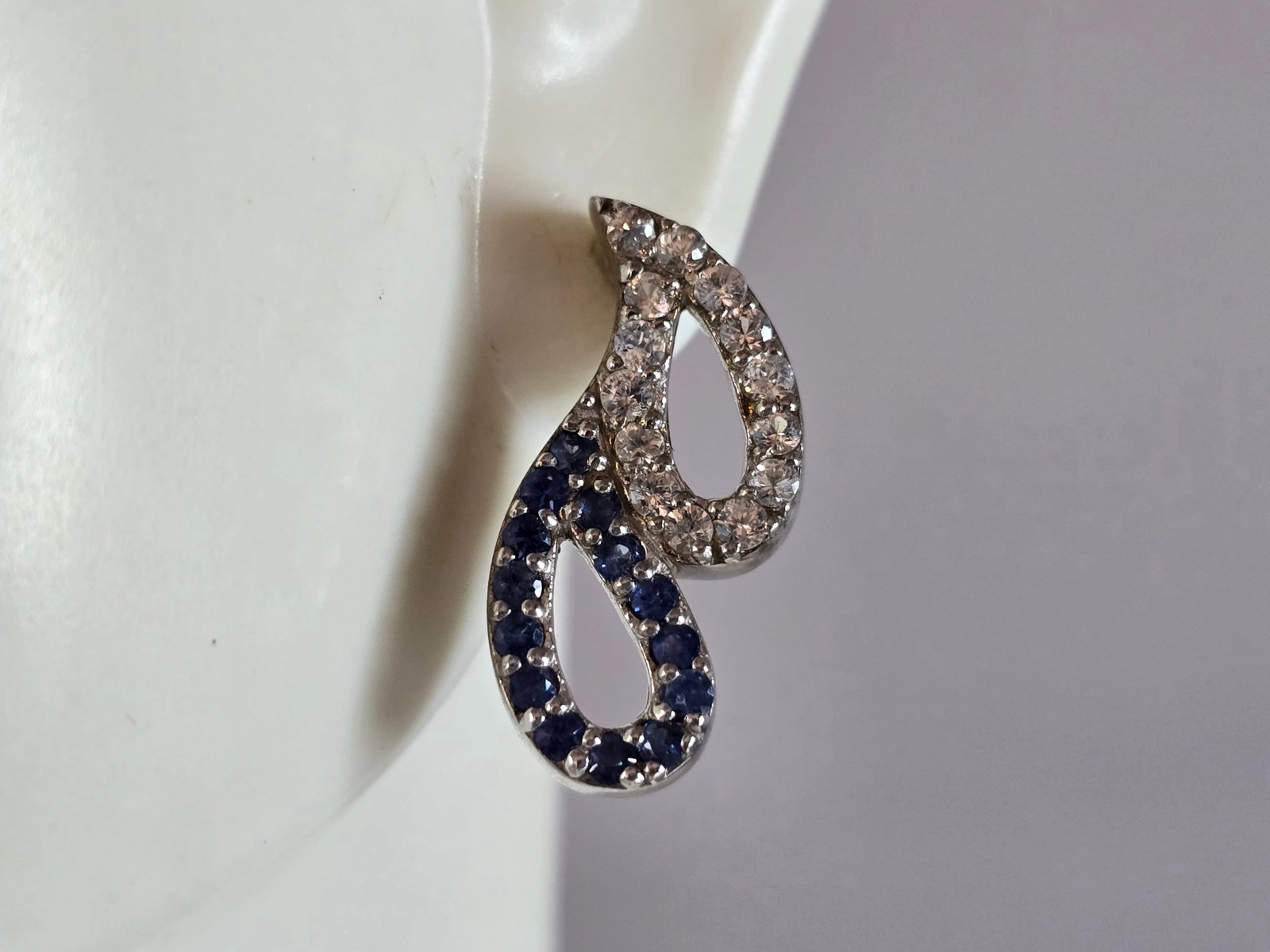 Womens Vintage Estate Sterling Silver Deco CZ Stud Earrings: A PAIR OF WOMENS VINTAGE ESTATE STERLING SILVER DECO STYLE STUD EARRINGS THAT WEIGH 5.0g. EARRINGS MEASURE 3/4" BY 3/8" WIDE. ANY QUESTIONS, PLEASE DO NOT HESITATE TO ASK. BE SURE TO CHECK OUT SOME OF
