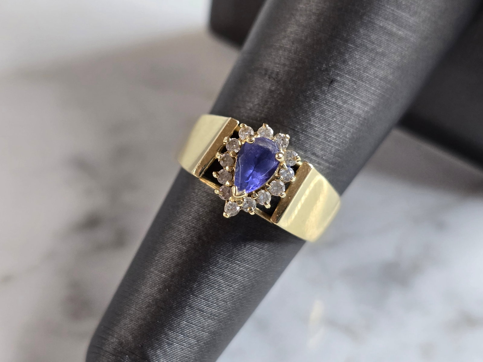 Womens Vintage Estate 14k Yellow Gold Tanzanite & Diamond Ring: A WOMENS VINTAGE ESTATE 14K YELLOW GOLD RING WITH A TANZANITE STONE AND DIAMOND CHIPS. RING IS A SIZE 6.25 AND WEIGHS 3.4g. THE TANZANITE IS ABOUT 0.40cts, AND THERE ARE 13 TINY ACCENT DIAMONDS. THE R