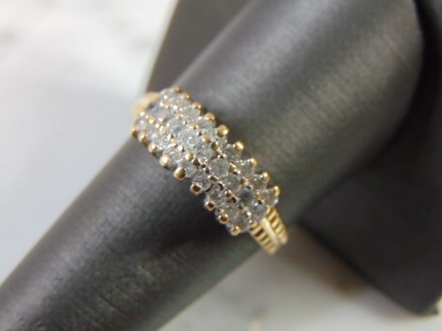 Women's Vintage 14K Yellow Gold Diamond Cluster Ring: FOR SALE IS THIS ATTRACTIVE 14K YELLOW GOLD DIAMOND CLUSTER RING. THE RING WEIGHS 3.5g, AND IS A SIZE 8.5. THERE ARE ABOUT .27 cts OF DIAMONDS. ANY QUESTIONS, PLEASE DO NOT HESITATE TO ASK. THIS MAKES