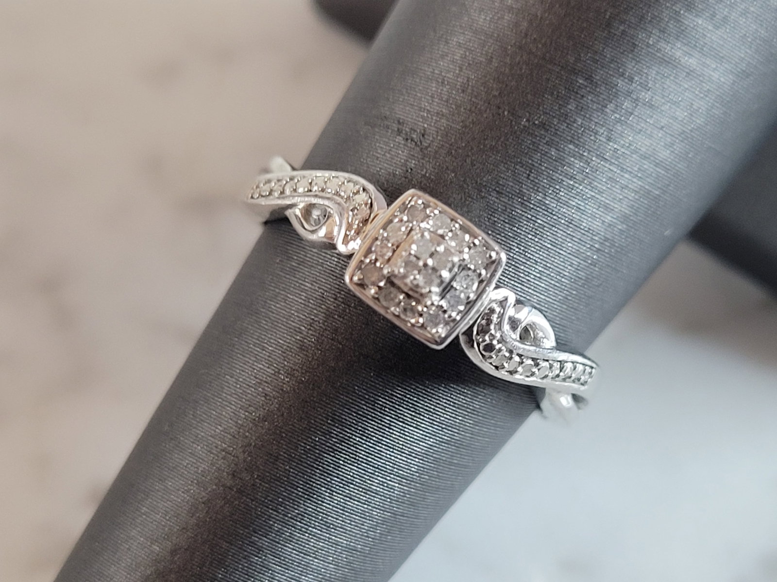 Womens Vintage Estate Sterling Silver Diamond Ring: A WOMENS VINTAGE ESTATE STERLING SILVER DIAMOND RING . THE RING WEIGHS 3.1g, AND IS A SIZE 7.0. THERE ARE ABOUT .16cts OF DIAMONDS. THE WIDTH OF THE RING IS 1/4". ANY QUESTIONS PLEASE DO NOT HESITATE 