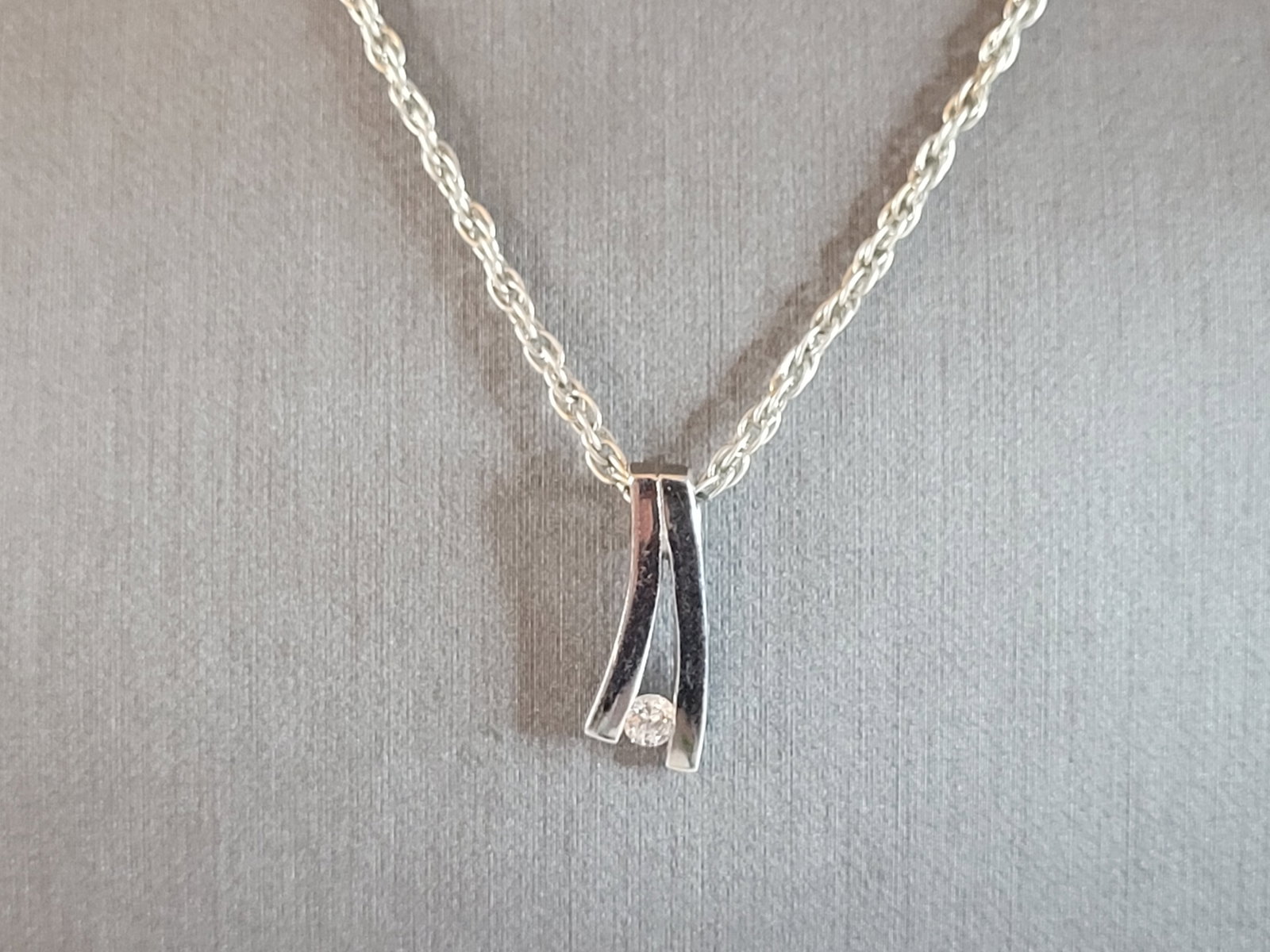 Womens Vintage Estate Sterling Silver Modernist Pendant Necklace: A WOMENS VINTAGE ESTATE STERLING SILVER MODERNIST NECKLACE WITH CZ PENDANT. THE NECKLACE MEASURES 16 1/2" LONG AND THE PENDANT MEASURES 3/4" BY 3/8". TOGETHER THEY WEIGH 7.1g. PENDANT IS MARKED "ALLUR